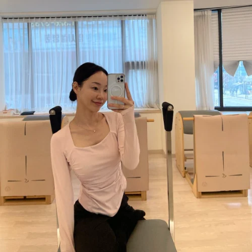 필라테스 기구 앞의 이명희 원장